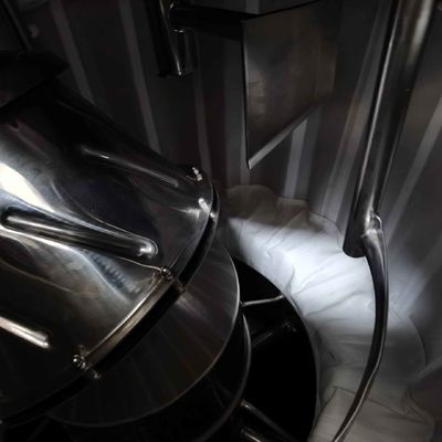 Centrifugadoras inferiores de Bolso-tracción del control del PLC de la descarga del raspador del voltaje opcional para las sustancias farmacéuticas