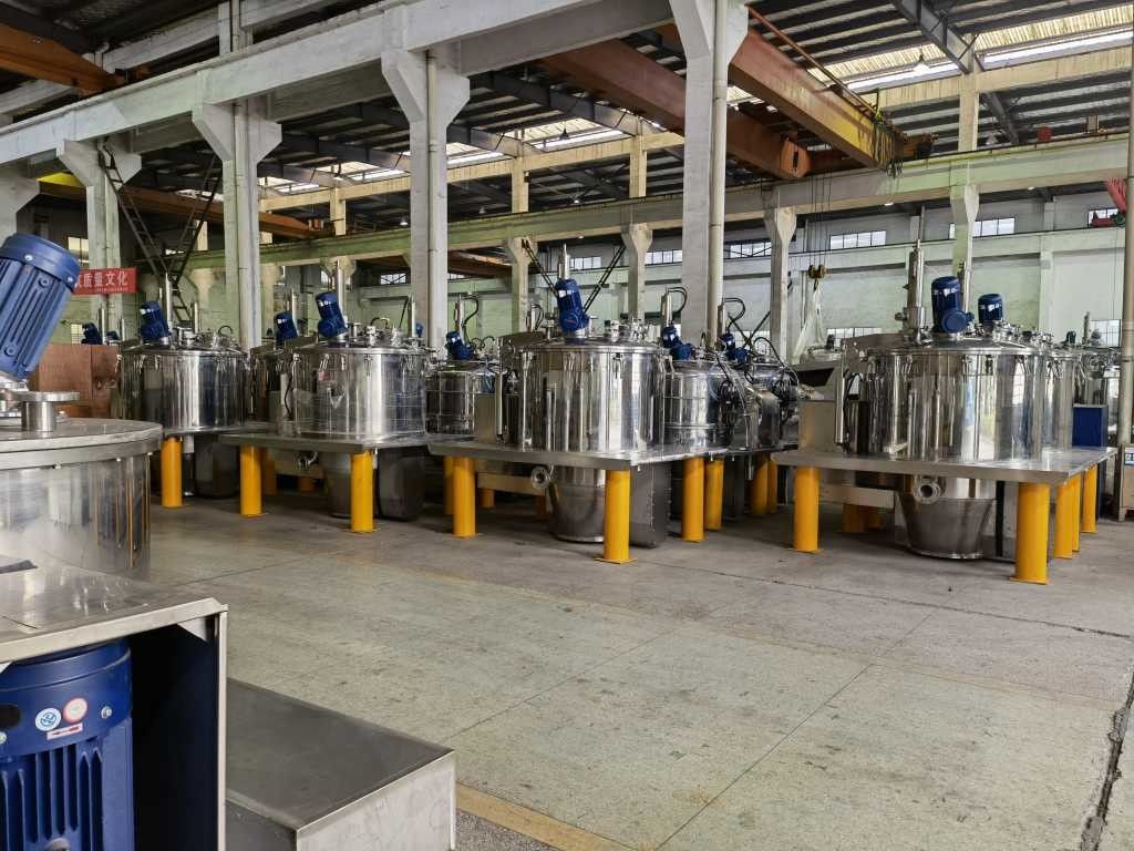 Centrifugadoras inferiores de Bolso-tracción del control del PLC de la descarga del raspador del voltaje opcional para las sustancias farmacéuticas